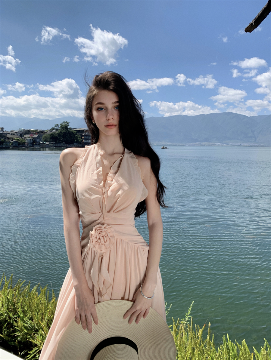 Seaside vacation beauty God descending sleeveless V-neck neckline dress new gentle temperament wooden ear edge backless long skirt